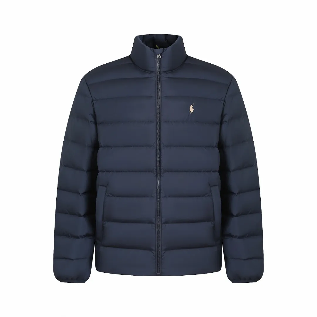 P900 Ralph Lauren Pony Embroidered Stand Collar Lightweight Down Jacket (Navy Blue) The fabric is made of nylon fabric with good windproof and waterproof properties, which can effectively block the intrusion of wind and rain from the outside and keep the inside dry. It is suitable for wearing in humid or rainy environments. The high-quality filling is made of 90 white duck down with a weight of 260g, ensuring excellent thermal insulation performance. After strict screening and processing, the velvet is not easy to get drilled, ensuring durability. The red label on the chest is made with an imported MECLO embroidery machine. The original pattern is scanned first, and then high-quality silk thread is used to make a pattern. The density effect is adjusted by continuous pattern making. The details are processed and the exquisite zipper design is simple and elegant, easy to operate. The closing design of the cuffs and hem effectively prevents the intrusion of cold wind and improves the warmth and comfort of wearing. Size:S-M-L-XL